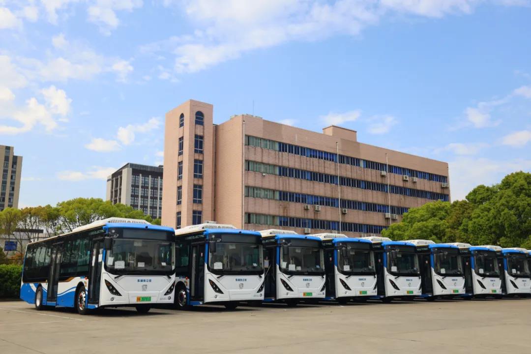 2021新聞《162臺！HUD首次批量應用——“花博”定制版申沃8系交付浦東公交》